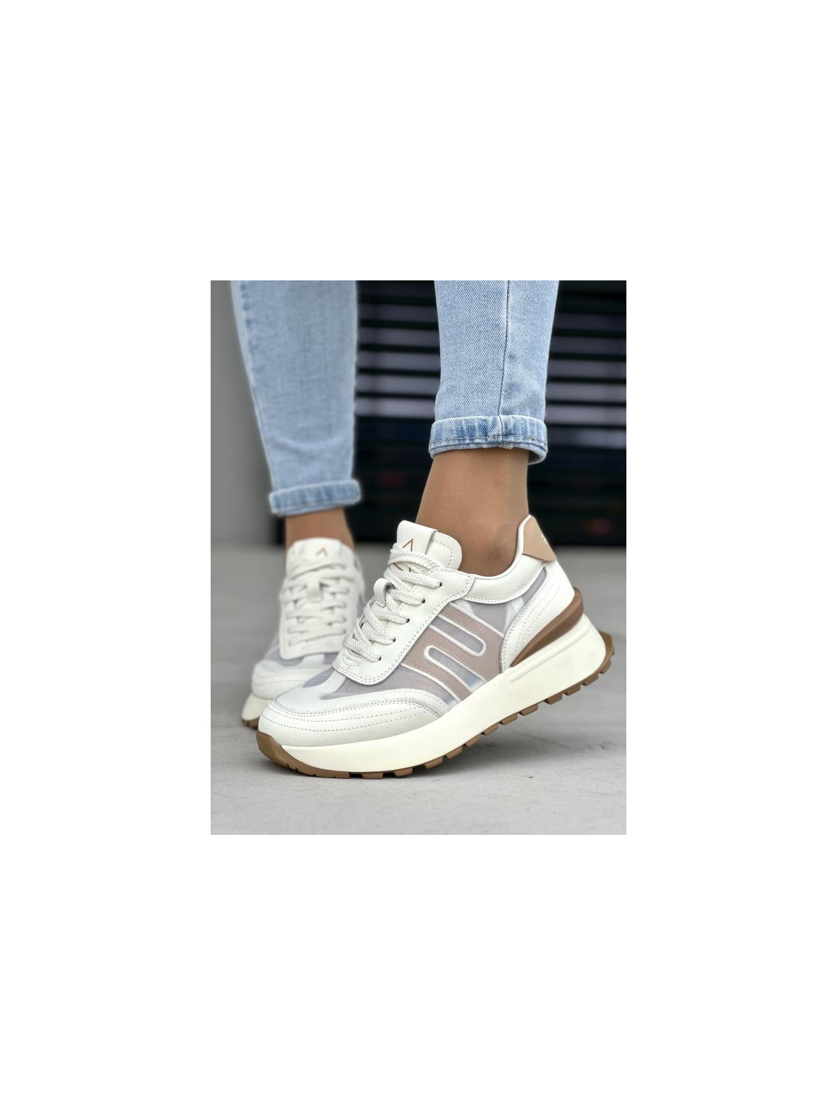 Wygodne jasno beżowe sneakersy damskie, skóra naturalna