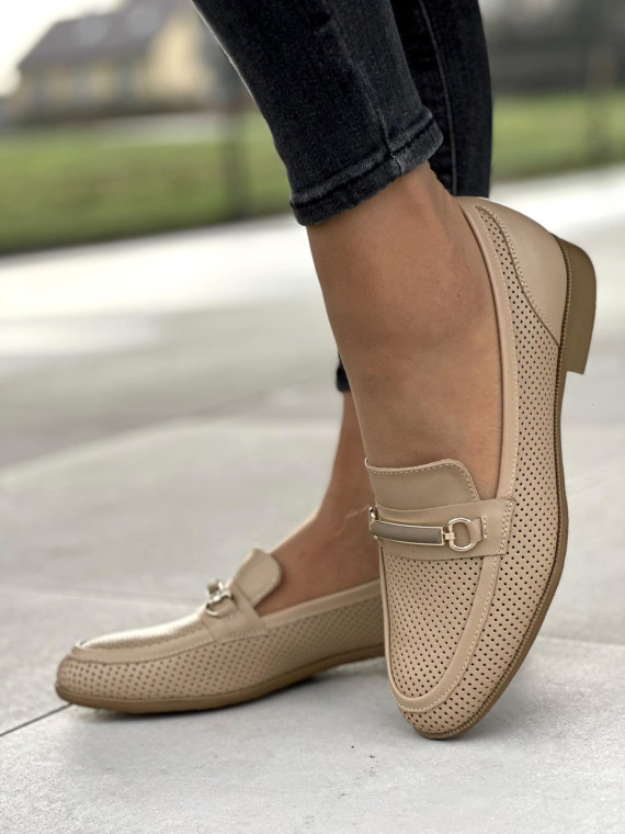 Klasyczne beżowe mokasyny damskie z ozdobą, skóra naturalna