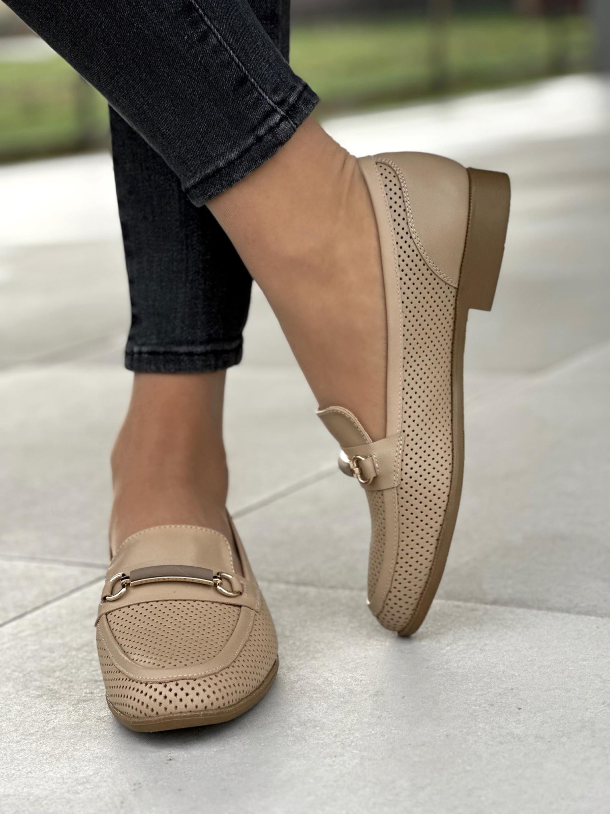 Klasyczne beżowe mokasyny damskie z ozdobą, skóra naturalna