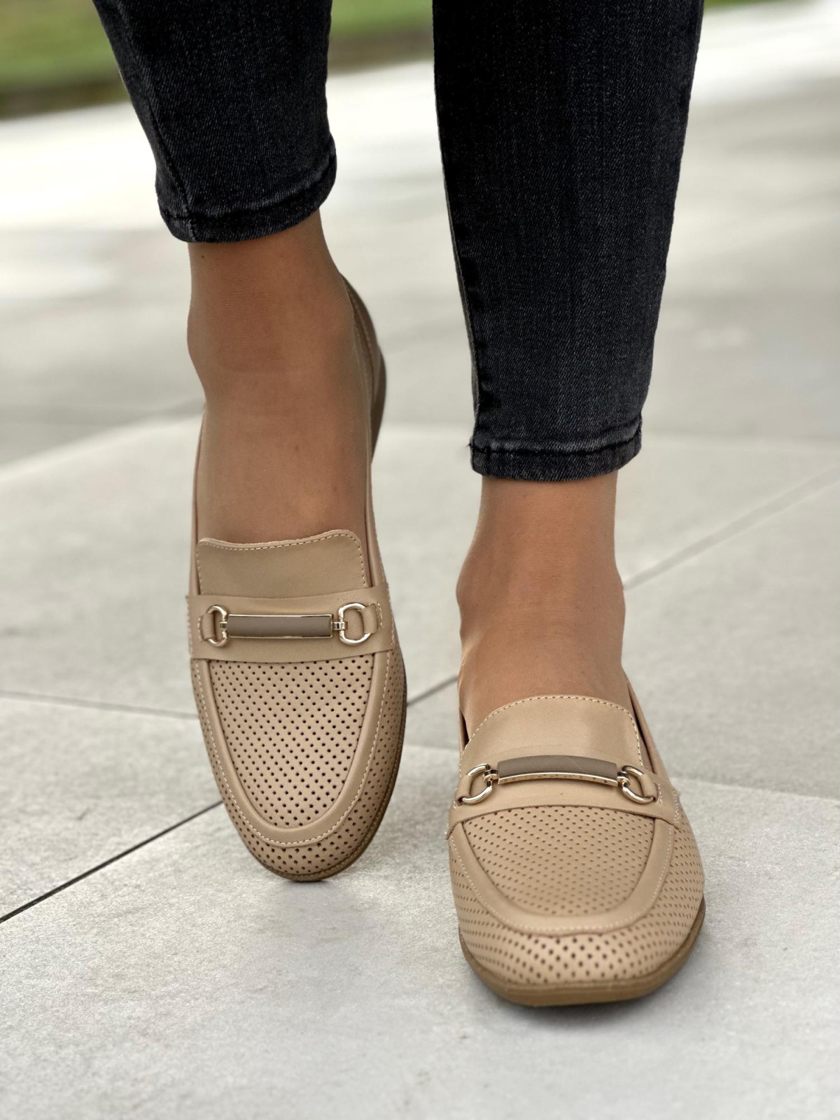 Klasyczne beżowe mokasyny damskie z ozdobą, skóra naturalna