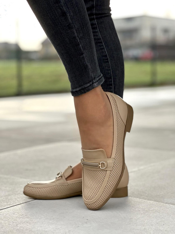 Klasyczne beżowe mokasyny damskie z ozdobą, skóra naturalna