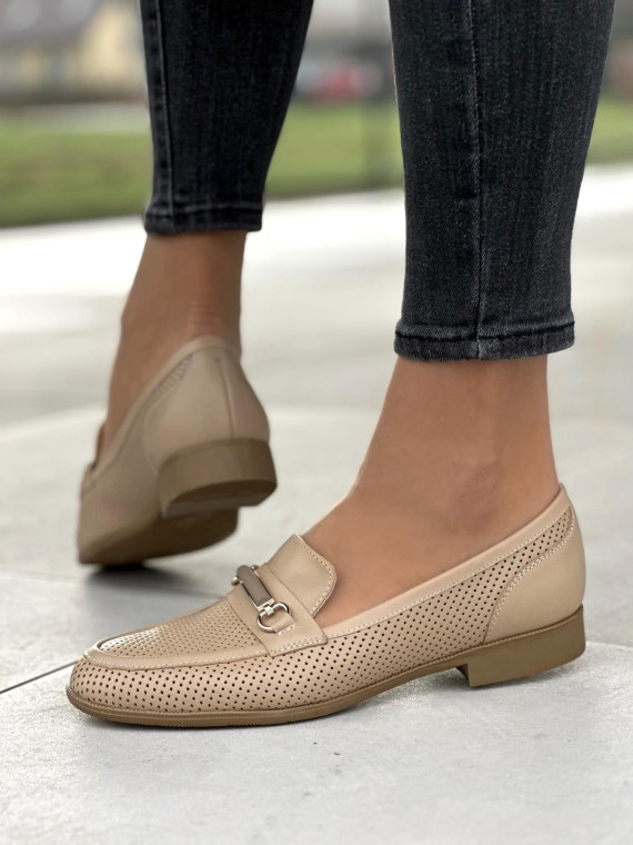 Klasyczne beżowe mokasyny damskie z ozdobą, skóra naturalna