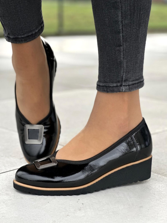 Czarne wsuwane półbuty damskie z ozdobą, skóra naturalna