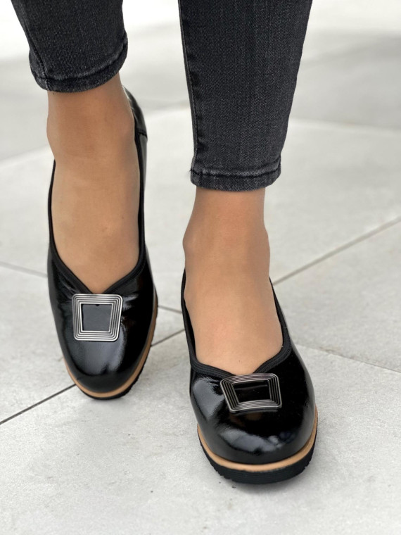 Czarne wsuwane półbuty damskie z ozdobą, skóra naturalna