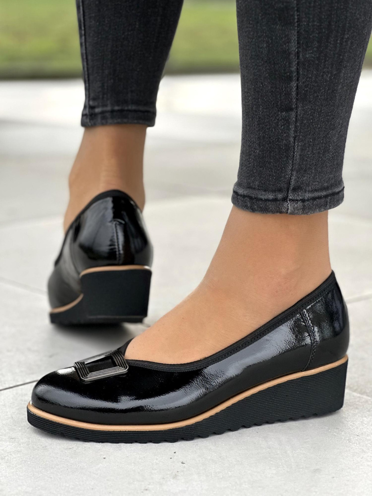 Czarne wsuwane półbuty damskie z ozdobą, skóra naturalna