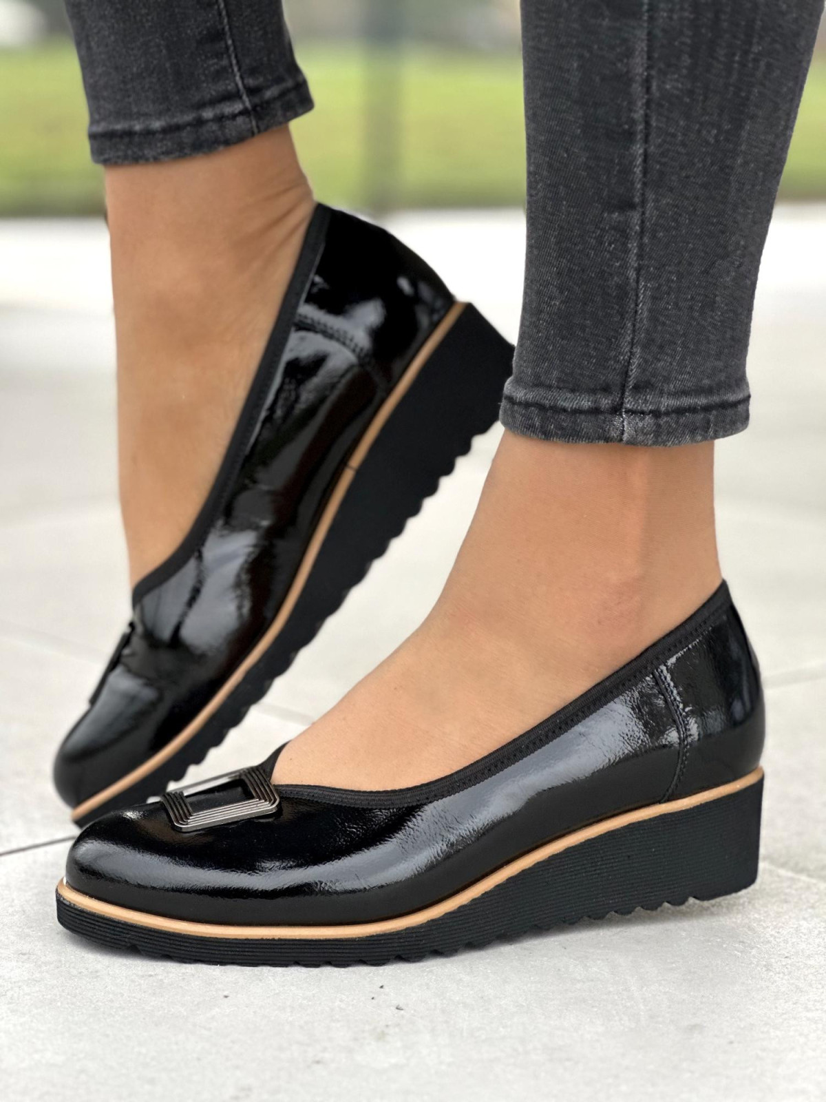 Czarne wsuwane półbuty damskie z ozdobą, skóra naturalna