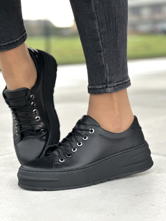 Klasyczne czarne trampki damskie na wyższej podeszwie, skóra naturalna