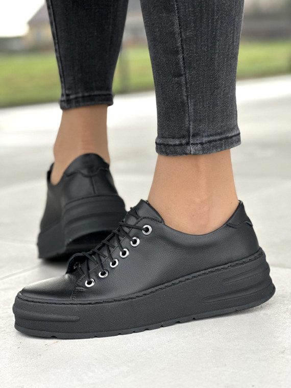 Klasyczne czarne trampki damskie na wyższej podeszwie, skóra naturalna