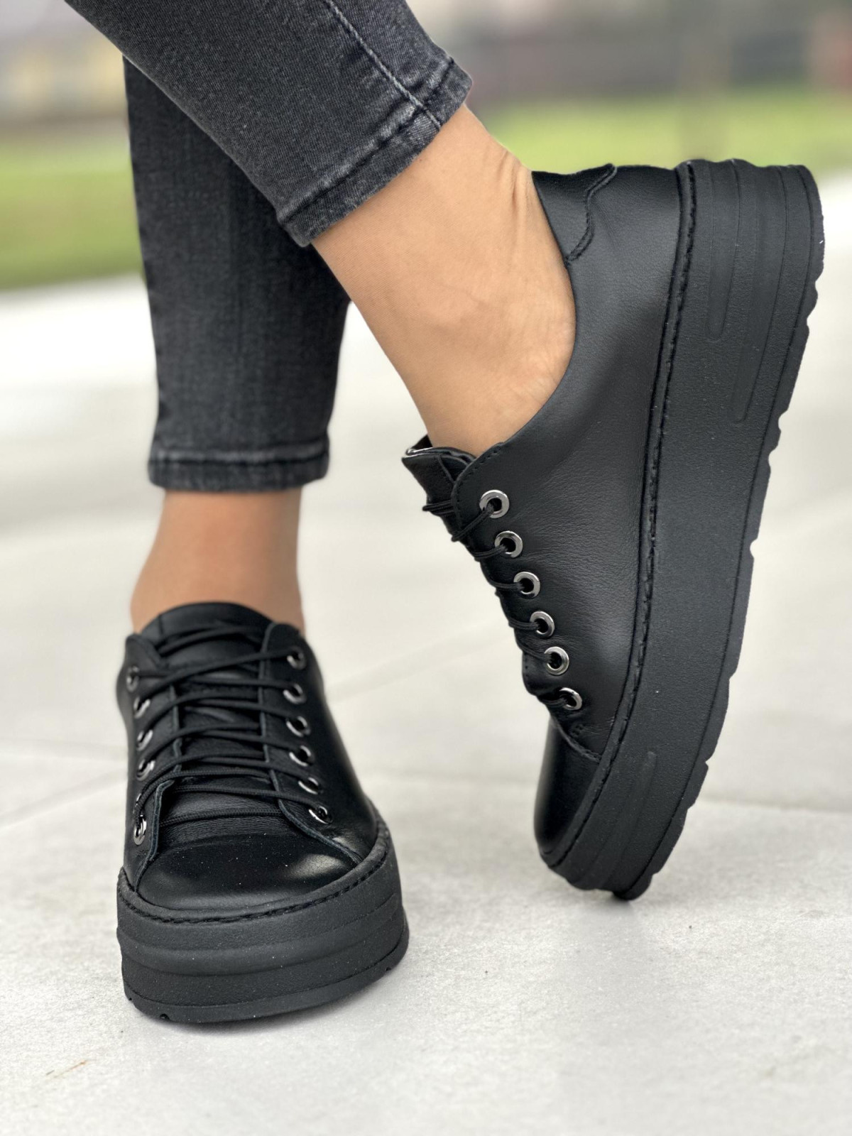 Klasyczne czarne trampki damskie na wyższej podeszwie, skóra naturalna