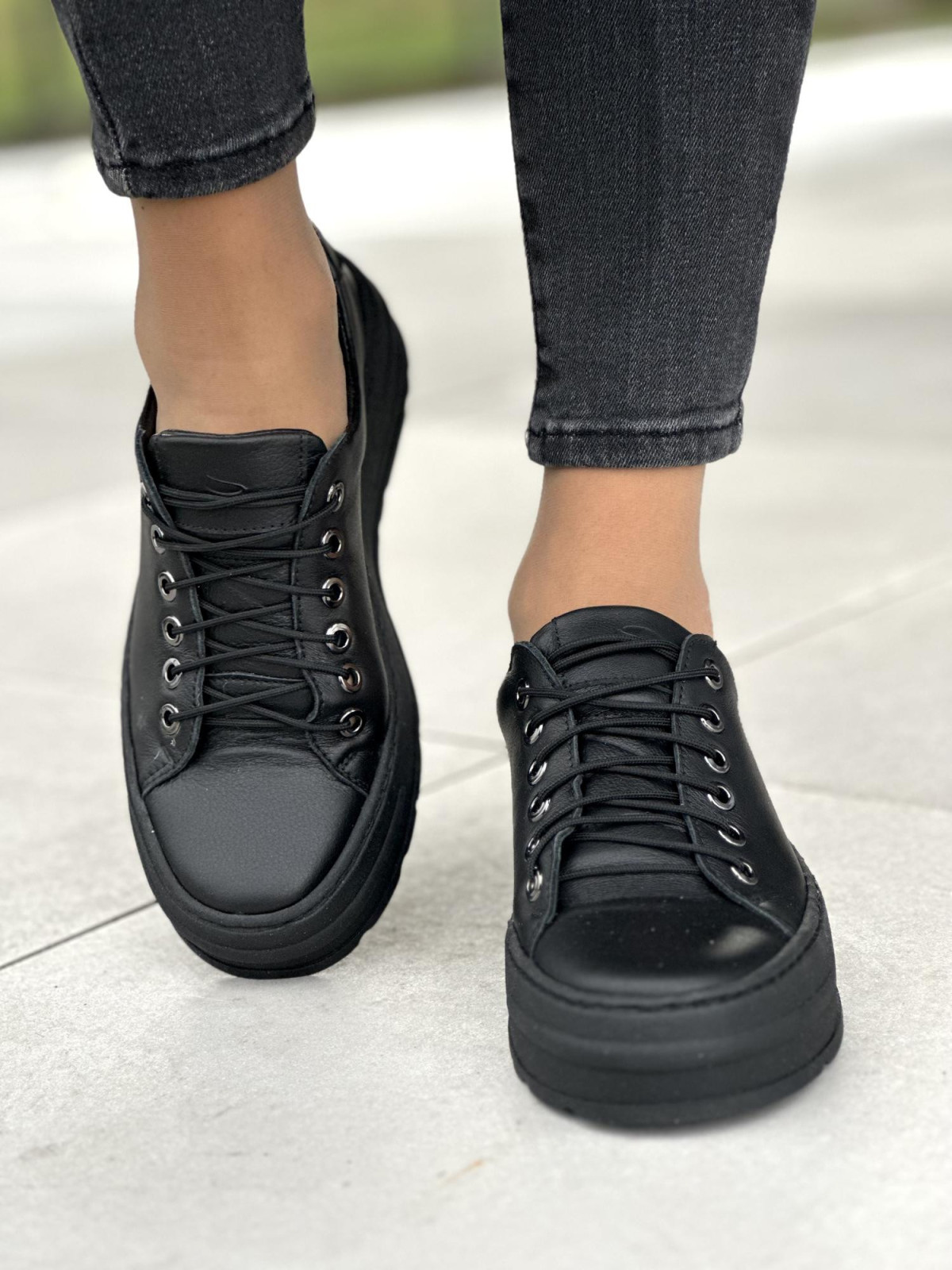 Klasyczne czarne trampki damskie na wyższej podeszwie, skóra naturalna