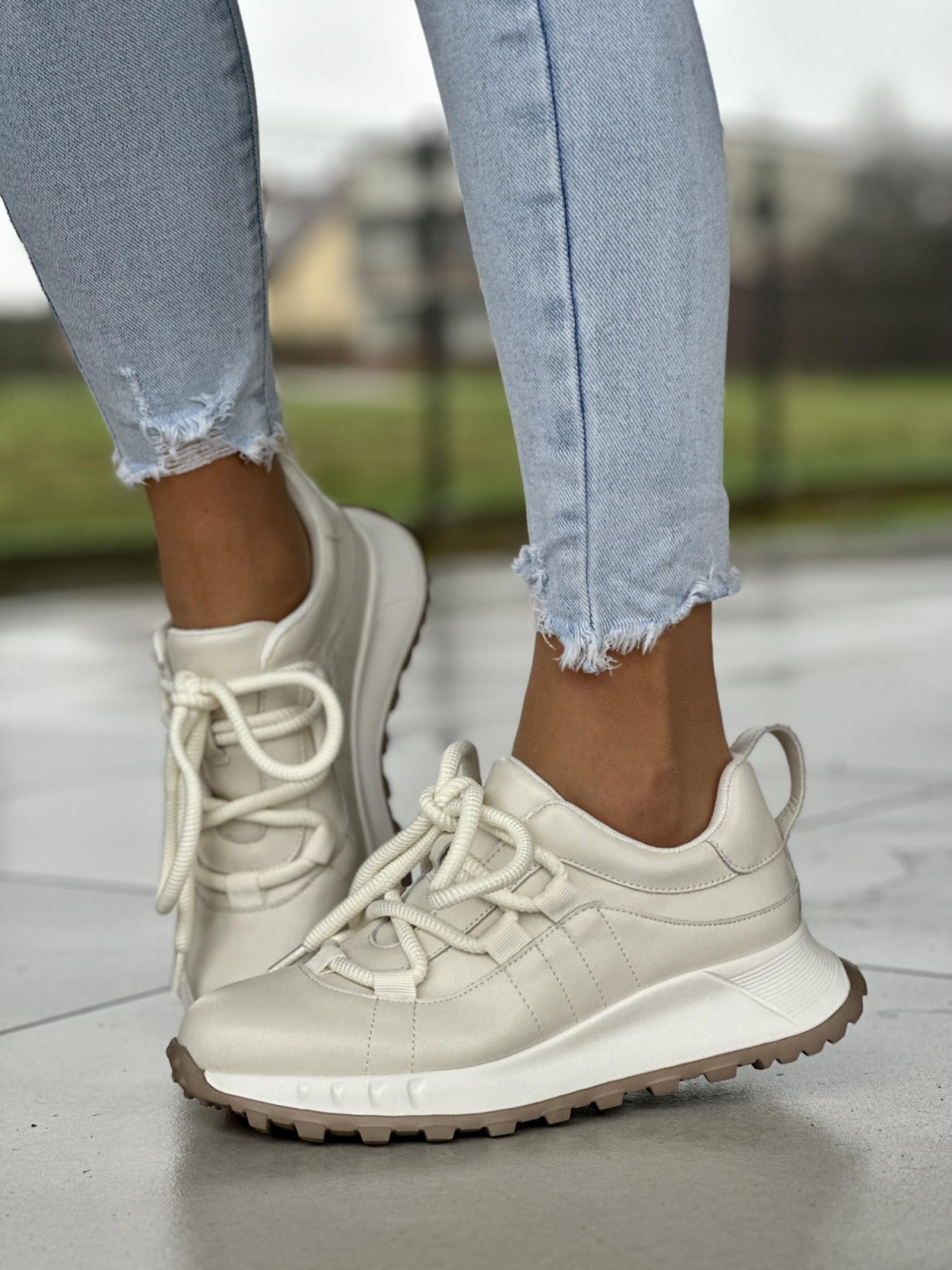 Wyjątkowe biało-kremowe sneakersy damskie, skóra naturalna