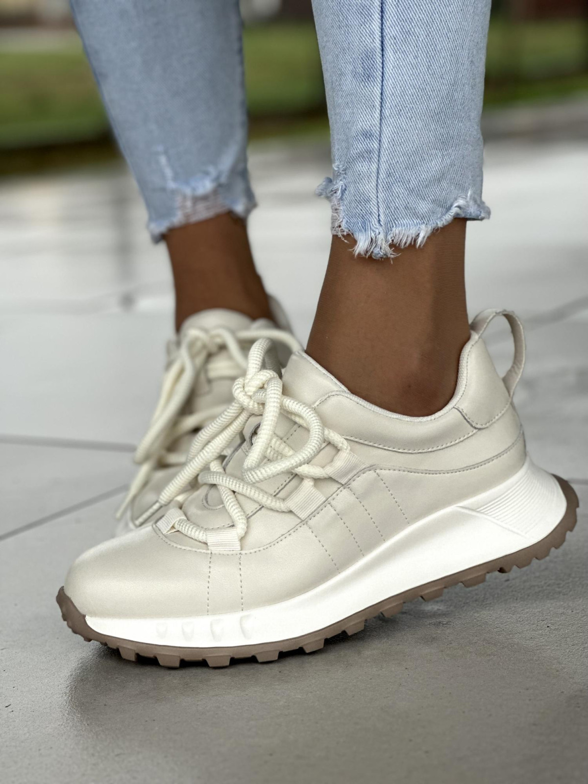 Wyjątkowe biało-kremowe sneakersy damskie, skóra naturalna