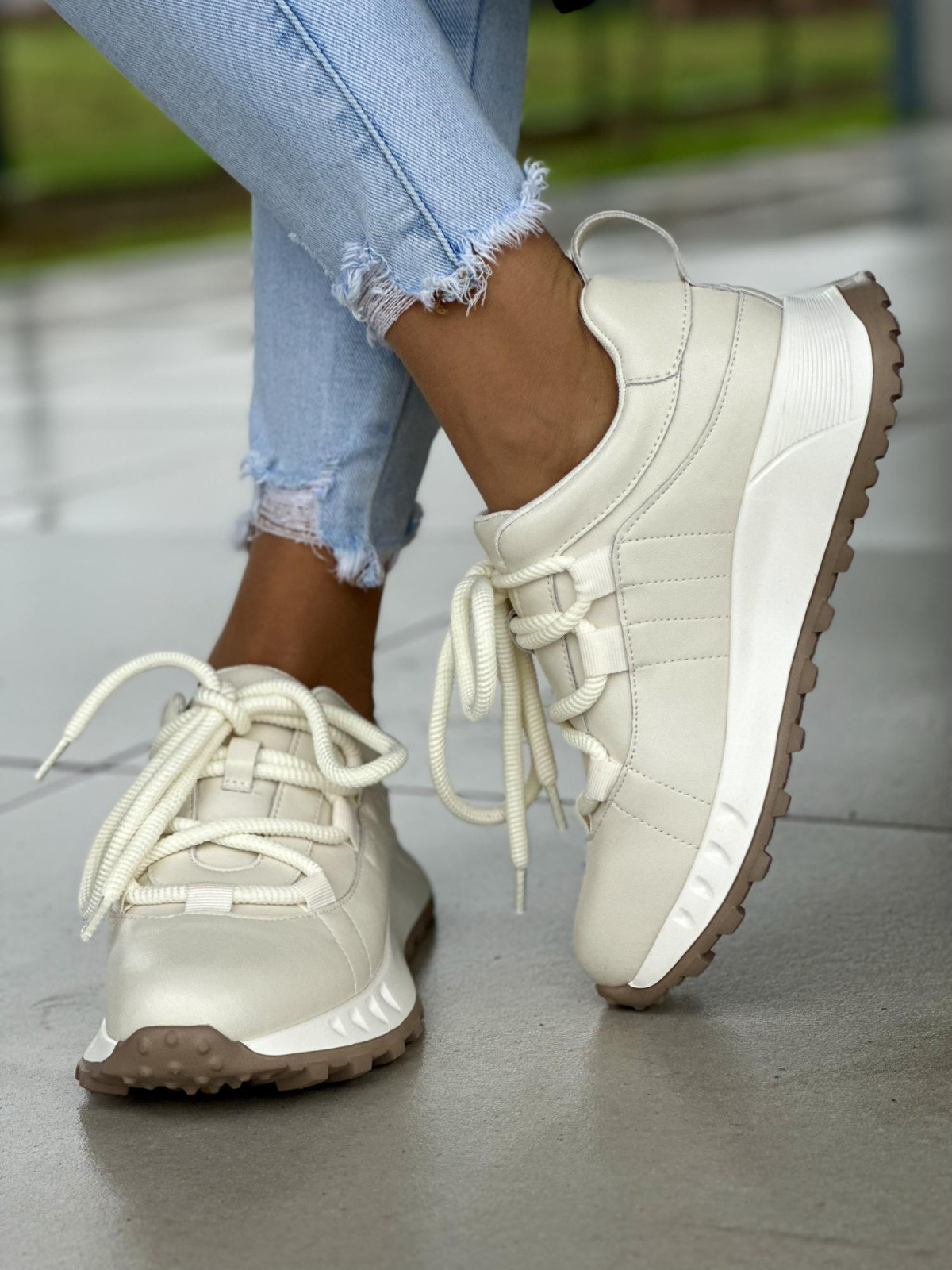 Wyjątkowe biało-kremowe sneakersy damskie, skóra naturalna