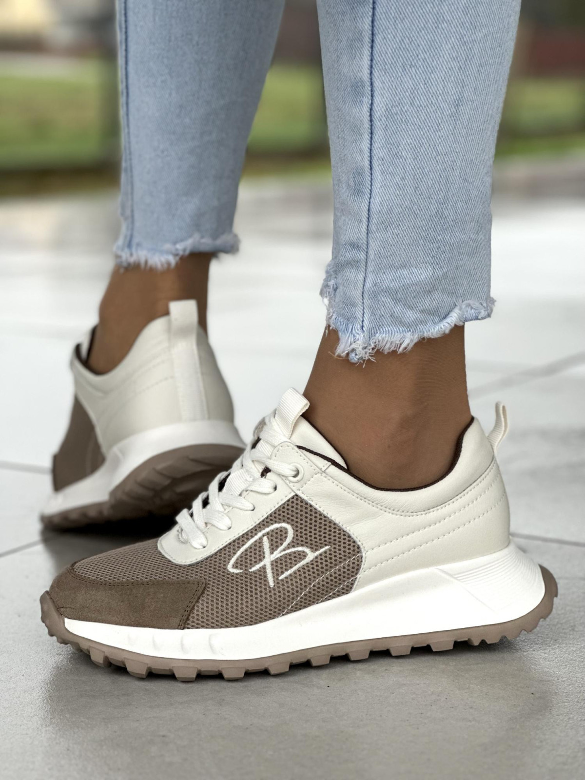 Wygodne biało-kremowo-beżowe snekakersy damskie, skóra naturalna