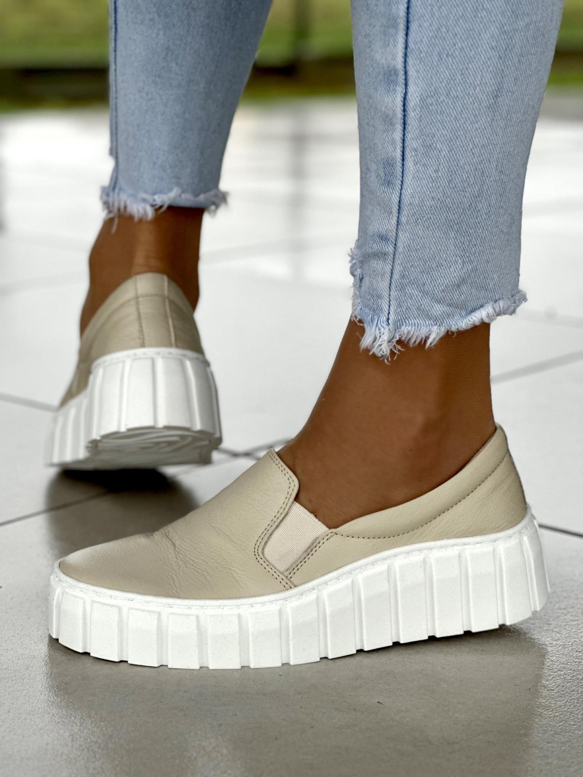 Beżowe wsuwane półbuty damskie na białej podeszwie, skóra naturalna