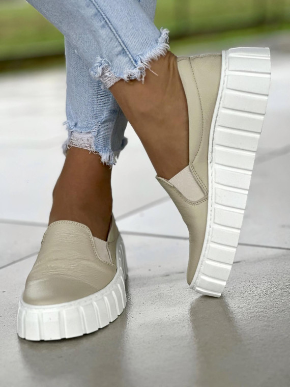 Beżowe wsuwane półbuty damskie na białej podeszwie, skóra naturalna