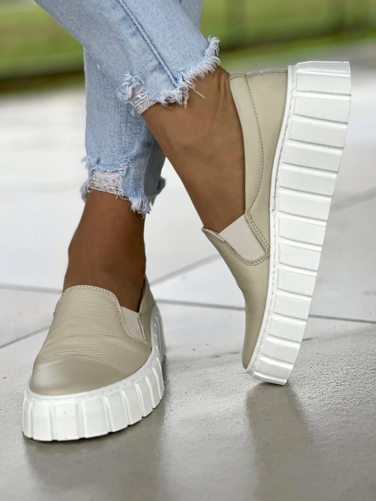 Beżowe wsuwane półbuty damskie na białej podeszwie, skóra naturalna