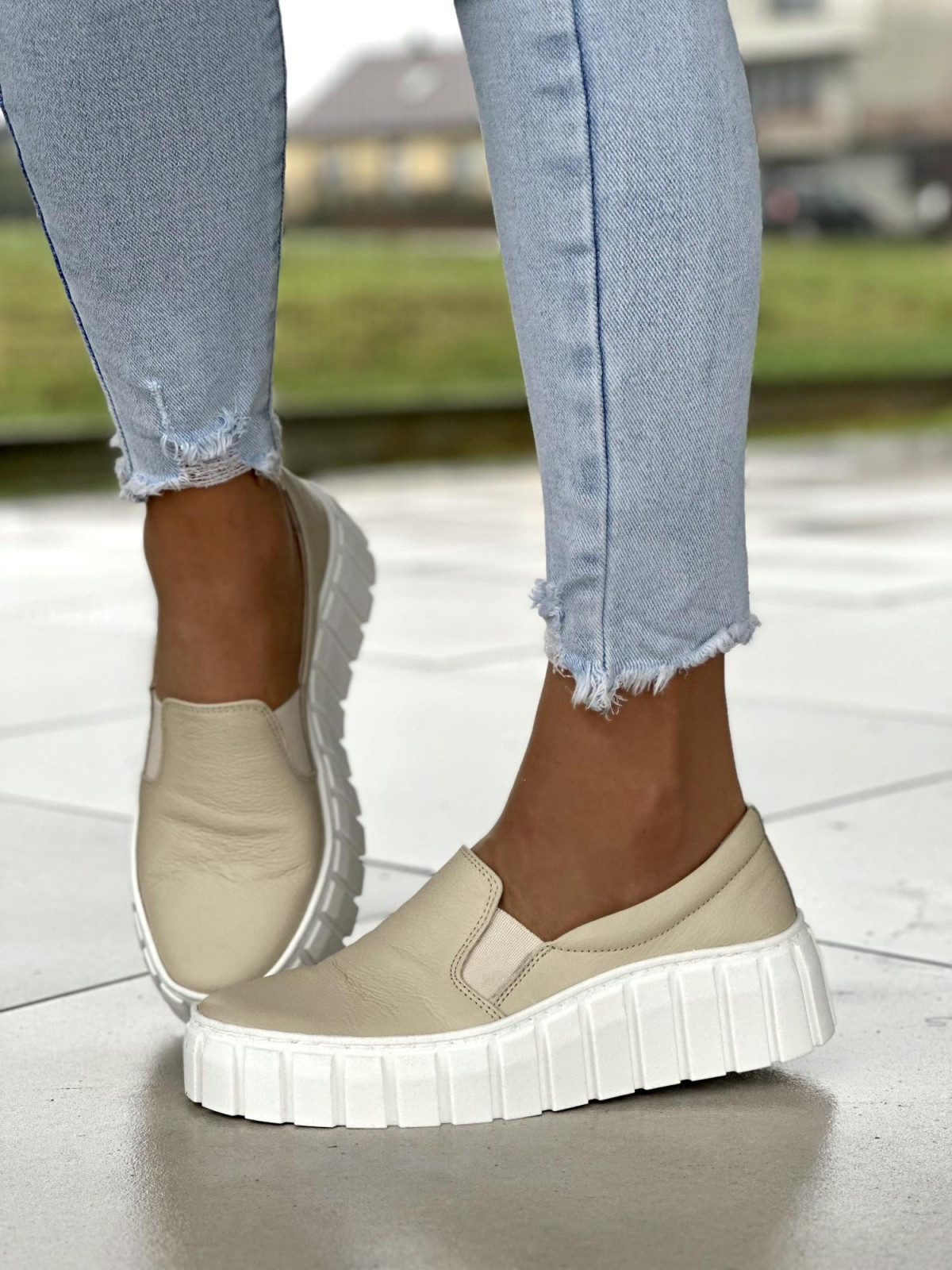 Beżowe wsuwane półbuty damskie na białej podeszwie, skóra naturalna