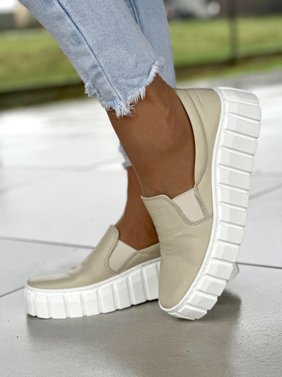 Beżowe wsuwane półbuty damskie na białej podeszwie, skóra naturalna