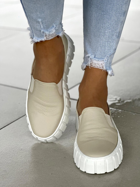 Beżowe wsuwane półbuty damskie na białej podeszwie, skóra naturalna