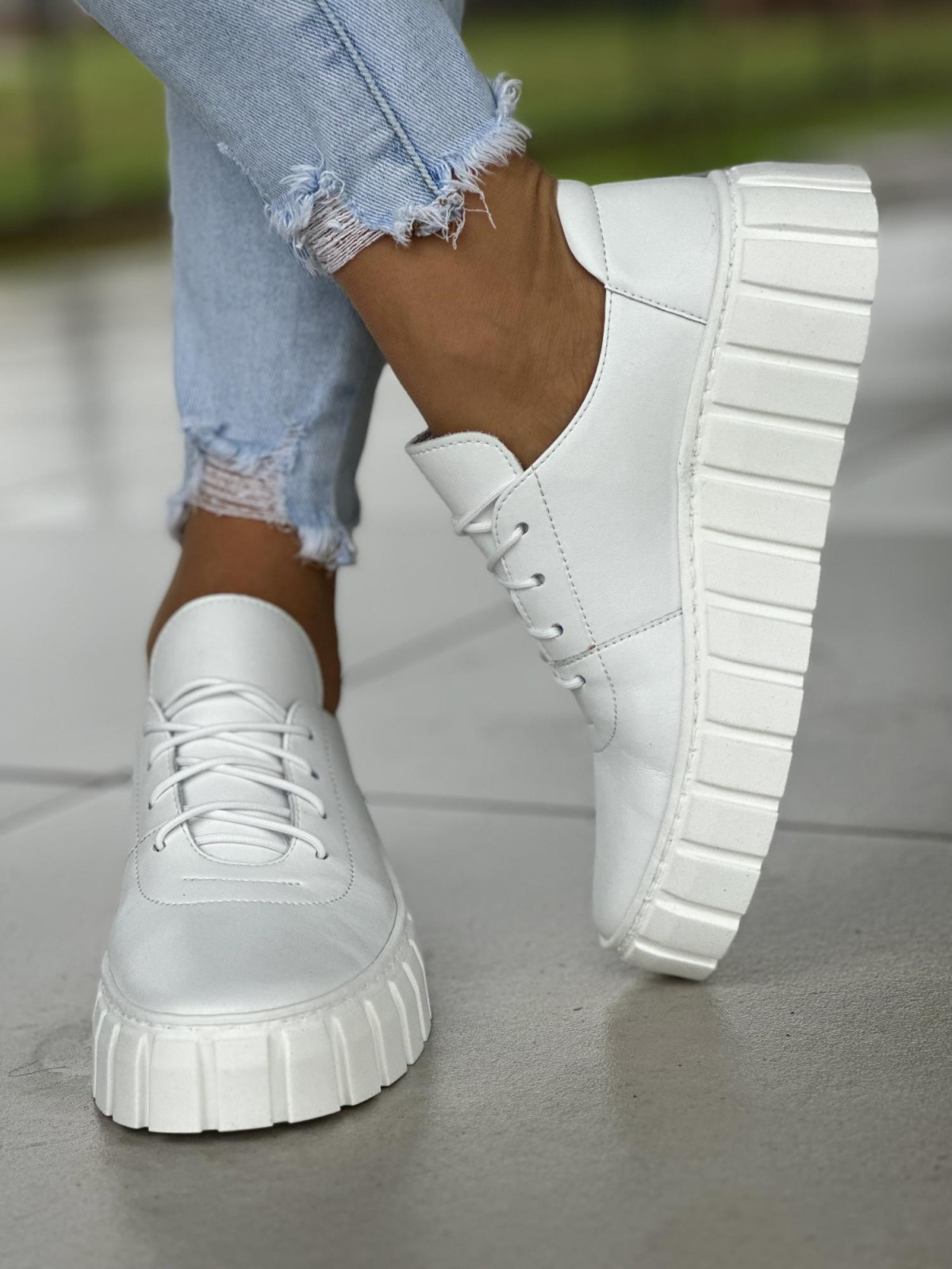 Klasyczne białe trampki damskie na wyższej podeszwie, skóra naturalna