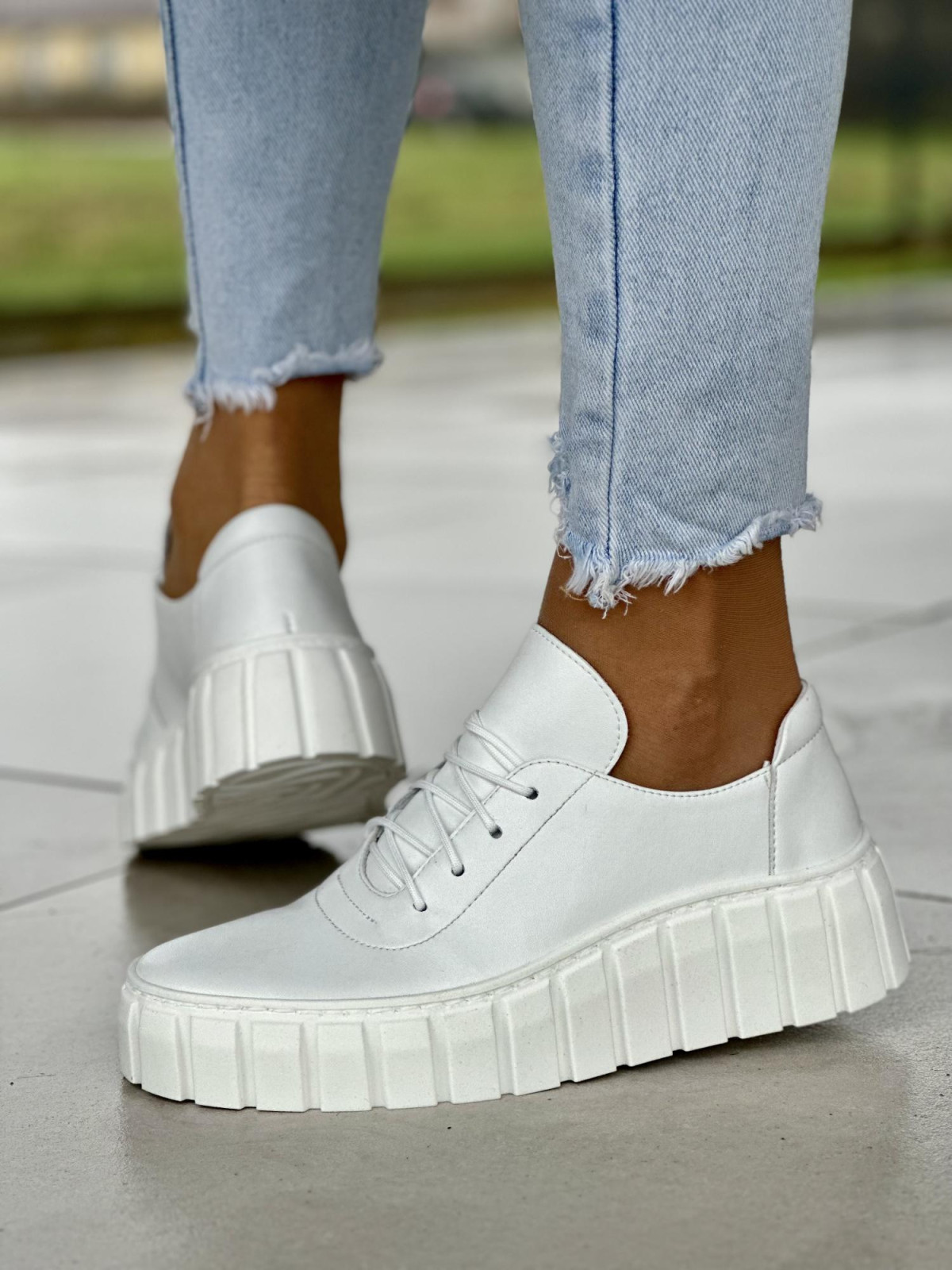Klasyczne białe trampki damskie na wyższej podeszwie, skóra naturalna