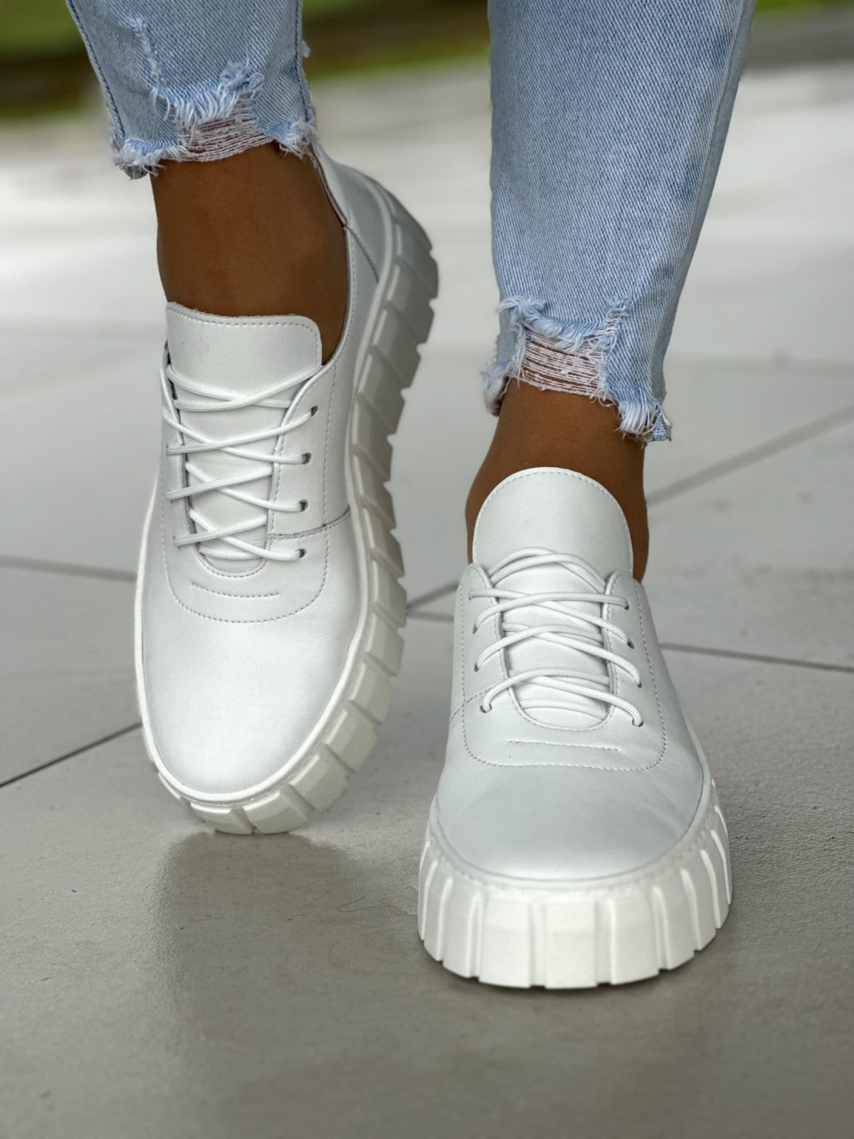 Klasyczne białe trampki damskie na wyższej podeszwie, skóra naturalna