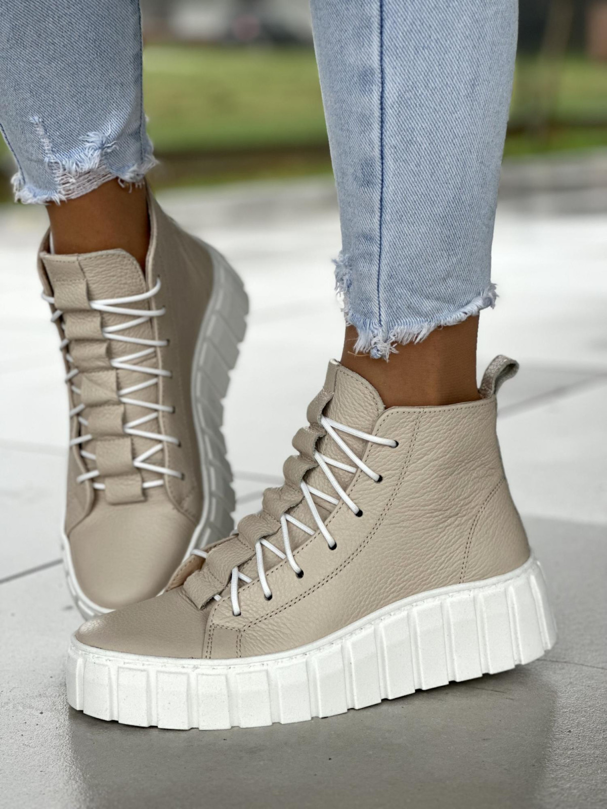 Wysokie beżowe trampki damskie, białe akcenty, skóra naturalna