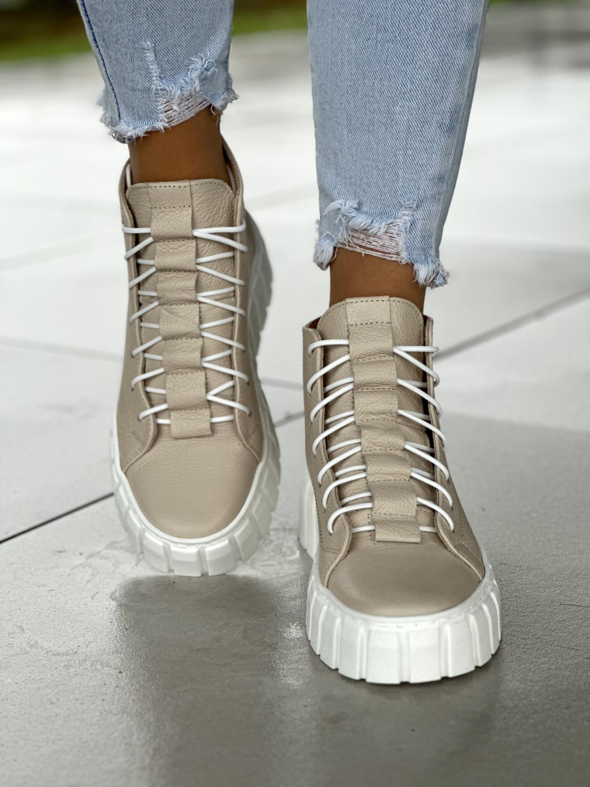 Wysokie beżowe trampki damskie, białe akcenty, skóra naturalna