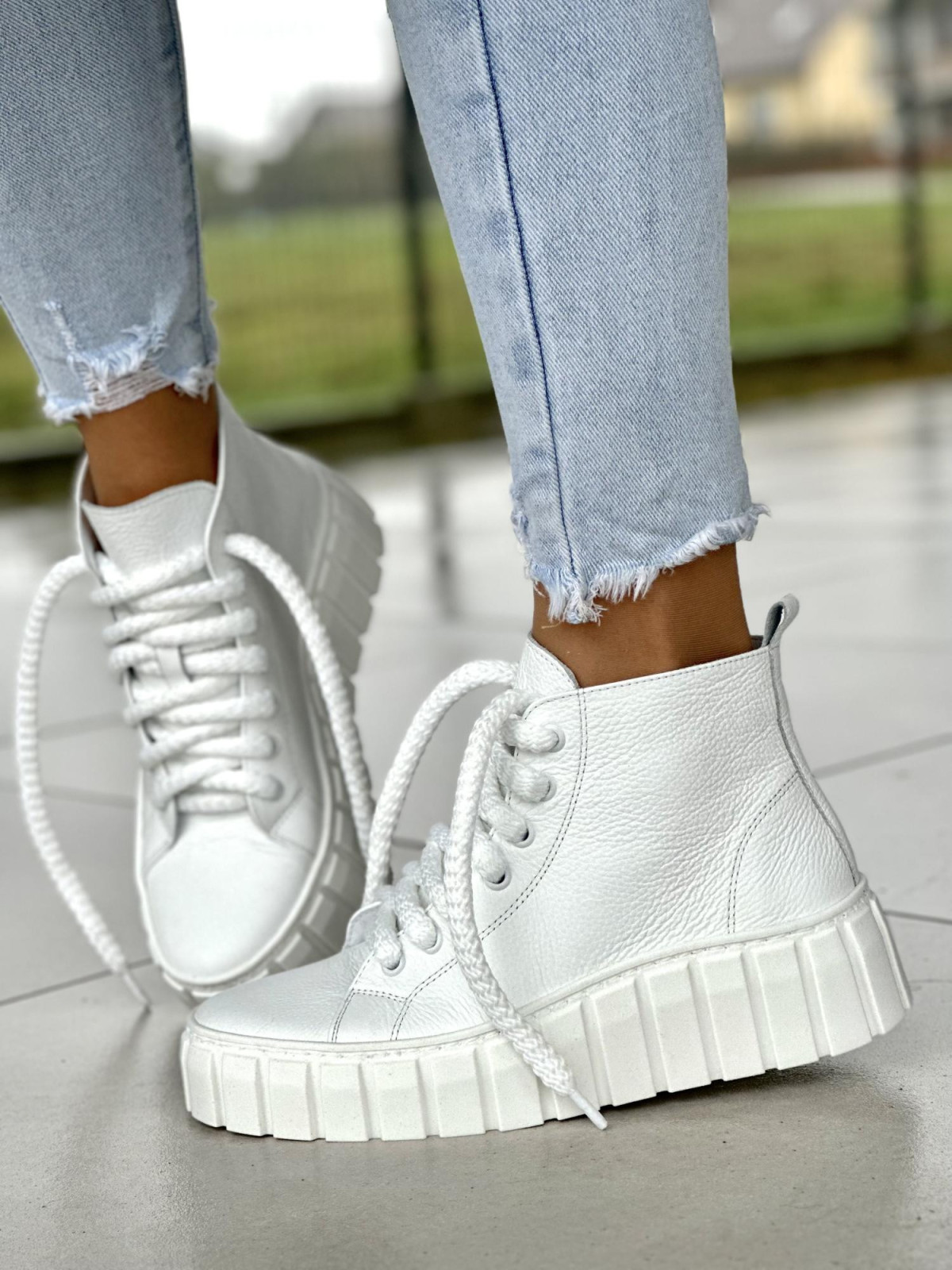 Lekkie i wygodne białe trampki damskie z wysoką cholewką, skóra naturalna