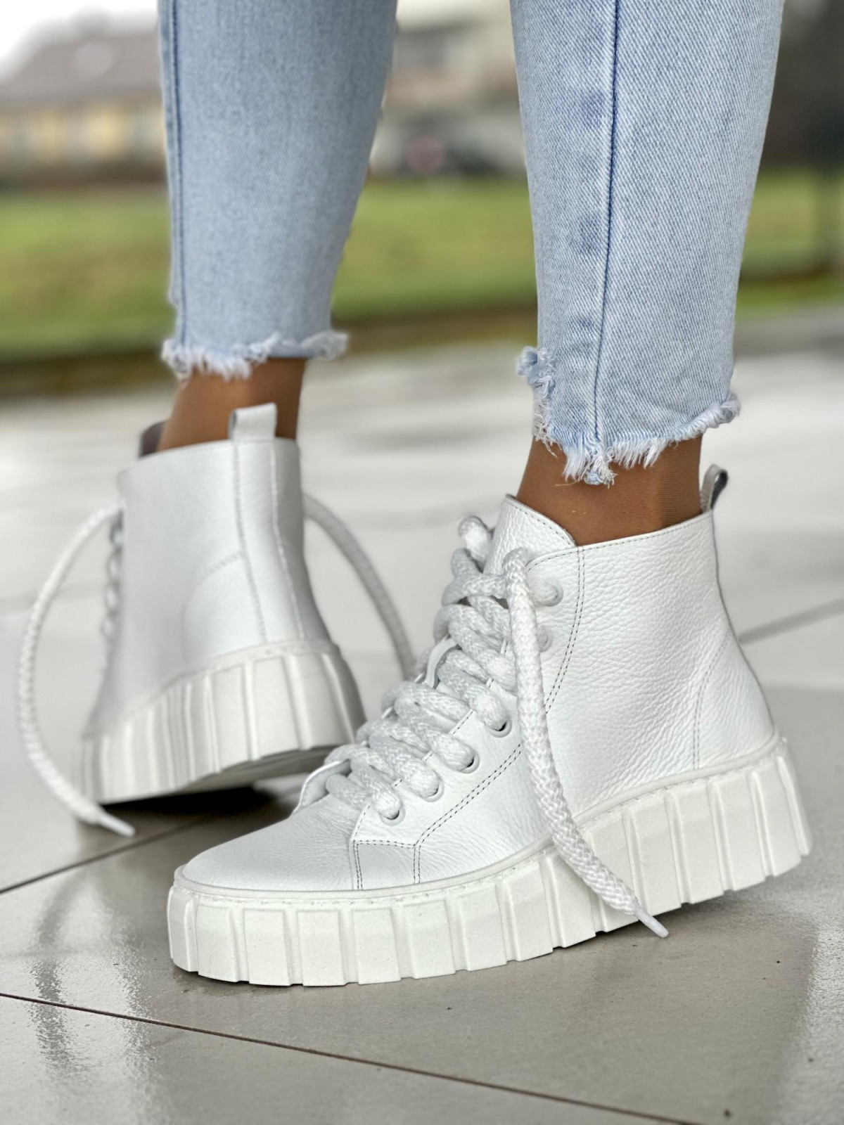 Lekkie i wygodne białe trampki damskie z wysoką cholewką, skóra naturalna