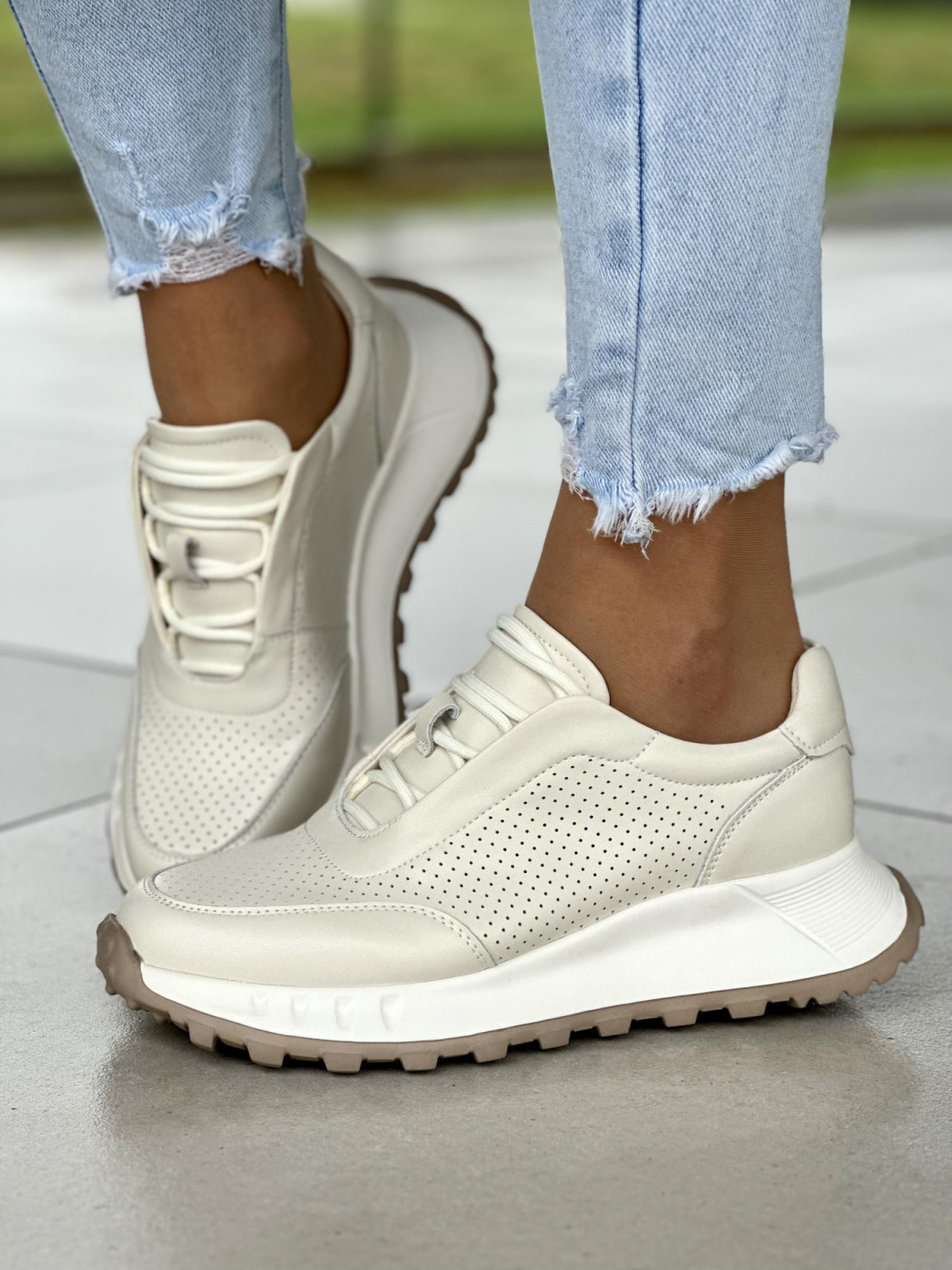 Bardzo lekkie biało-kemowe sneakersy damskie, skóra naturalna