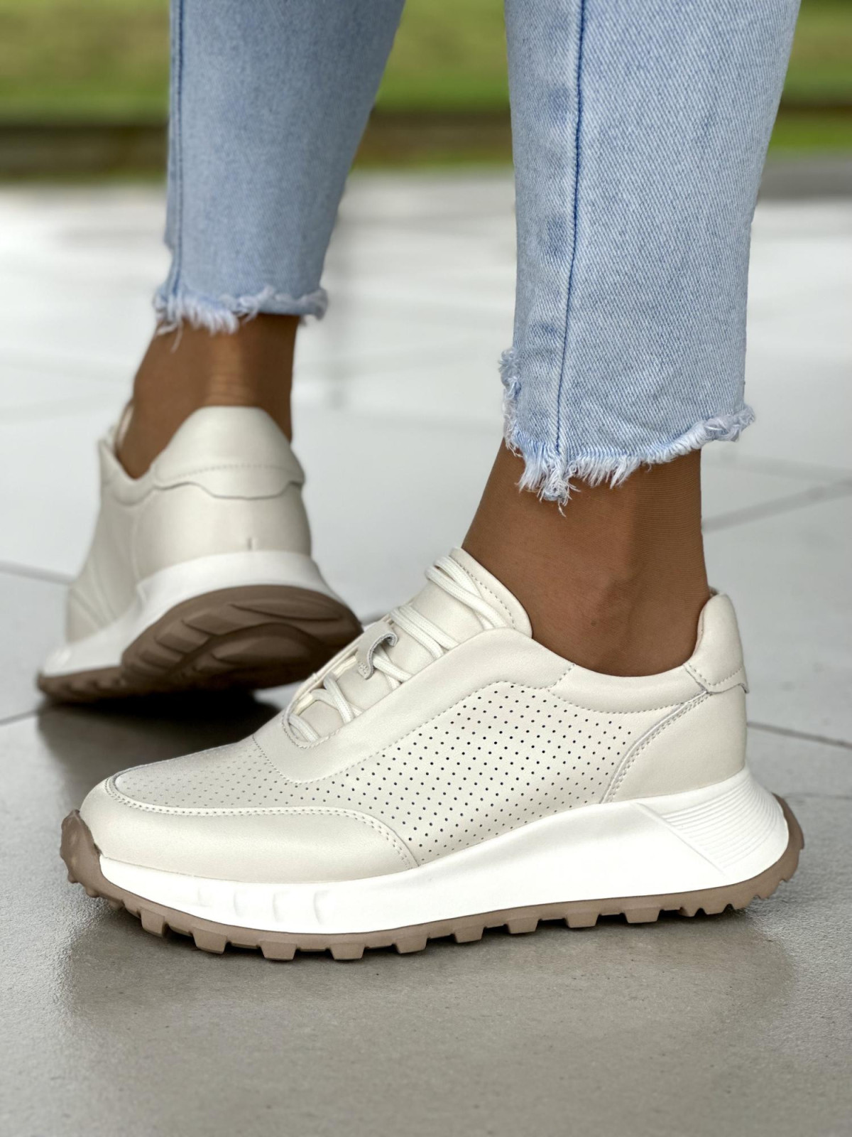 Bardzo lekkie biało-kemowe sneakersy damskie, skóra naturalna