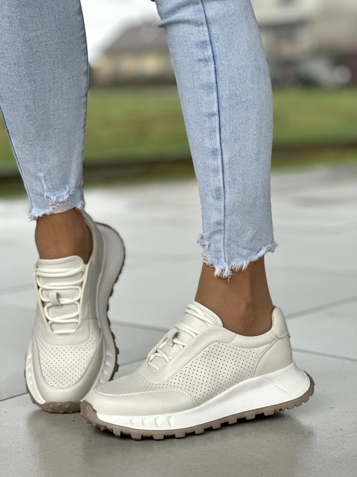 Bardzo lekkie biało-kemowe sneakersy damskie, skóra naturalna