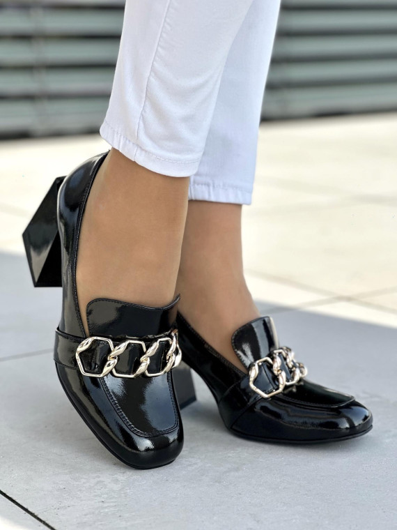 Eleganckie lakierowane czarne półbuty damskie ze złotą ozdoba, skóra naturalna