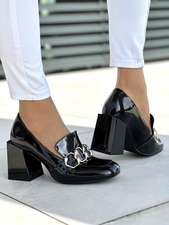 Eleganckie lakierowane czarne półbuty damskie ze złotą ozdoba, skóra naturalna