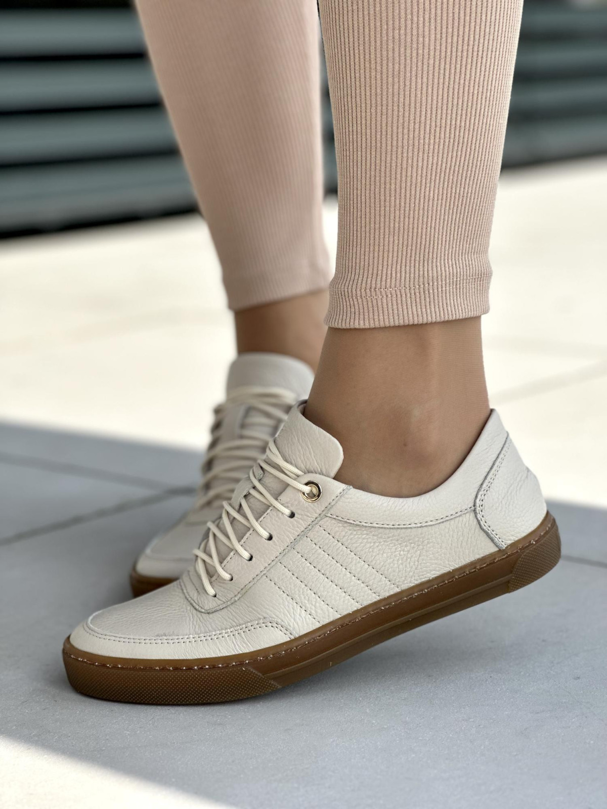 Klasyczne beżowe trampki damskie na miękkiej podeszwie, skóra naturalna