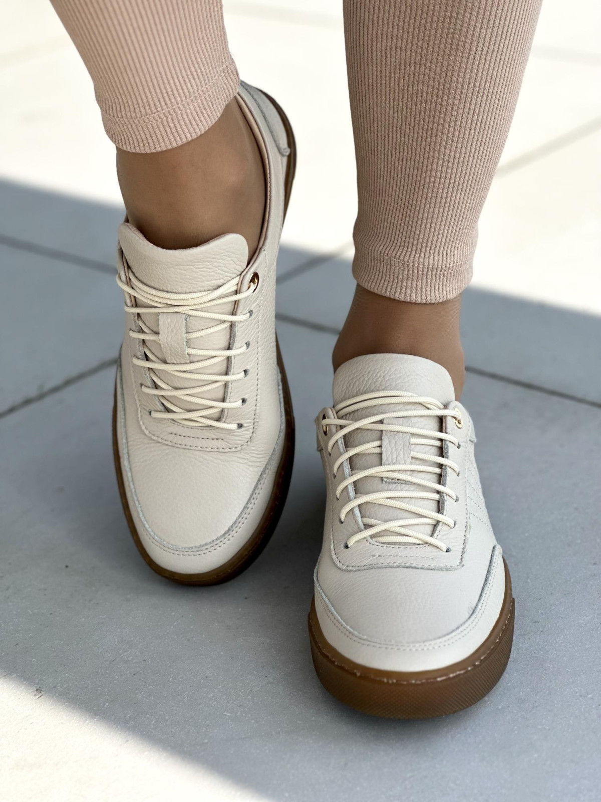 Klasyczne beżowe trampki damskie na miękkiej podeszwie, skóra naturalna