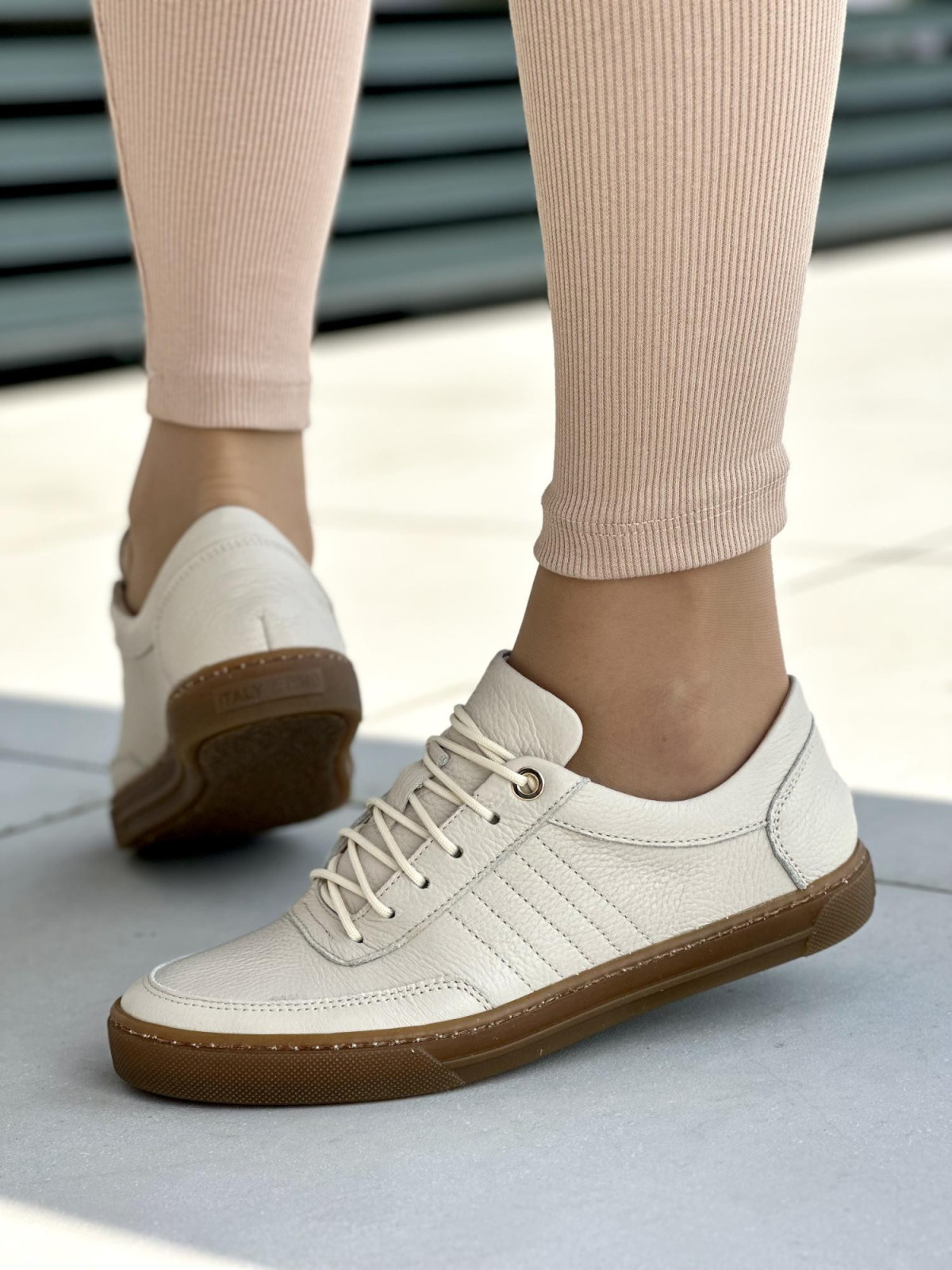 Klasyczne beżowe trampki damskie na miękkiej podeszwie, skóra naturalna