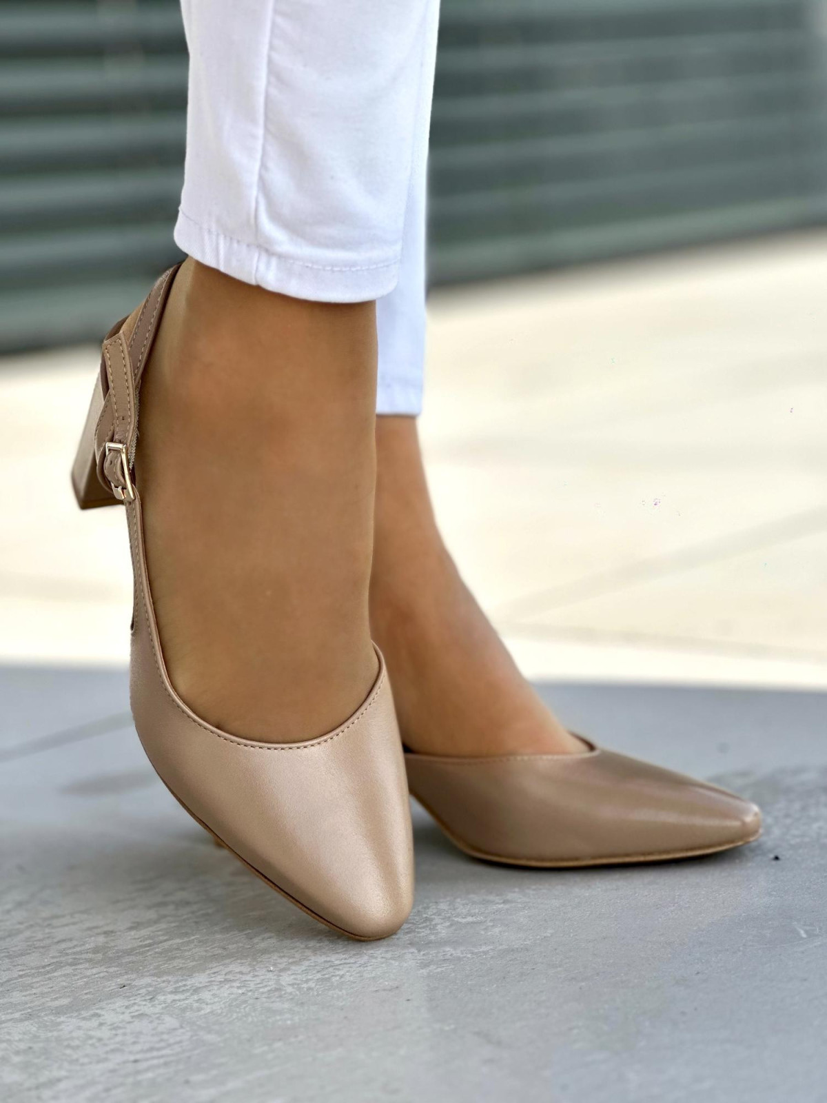 Subtelne beżowe czółenka damskie, skóra naturalna