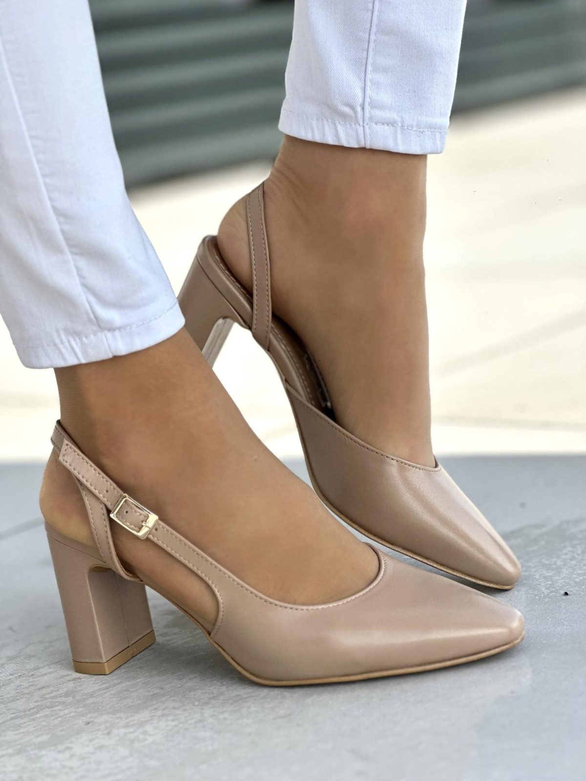 Subtelne beżowe czółenka damskie, skóra naturalna