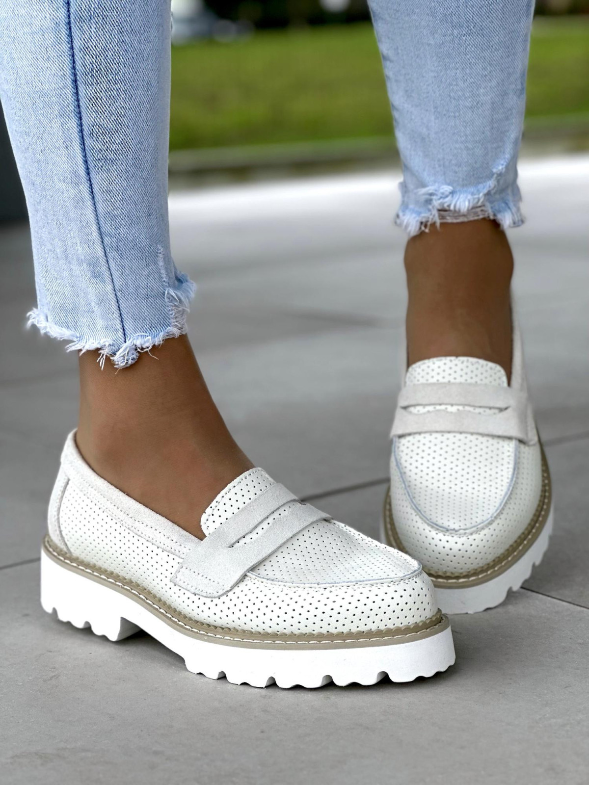 Ażurowe biało-kremowe mokasyny damskie, skóra naturalna