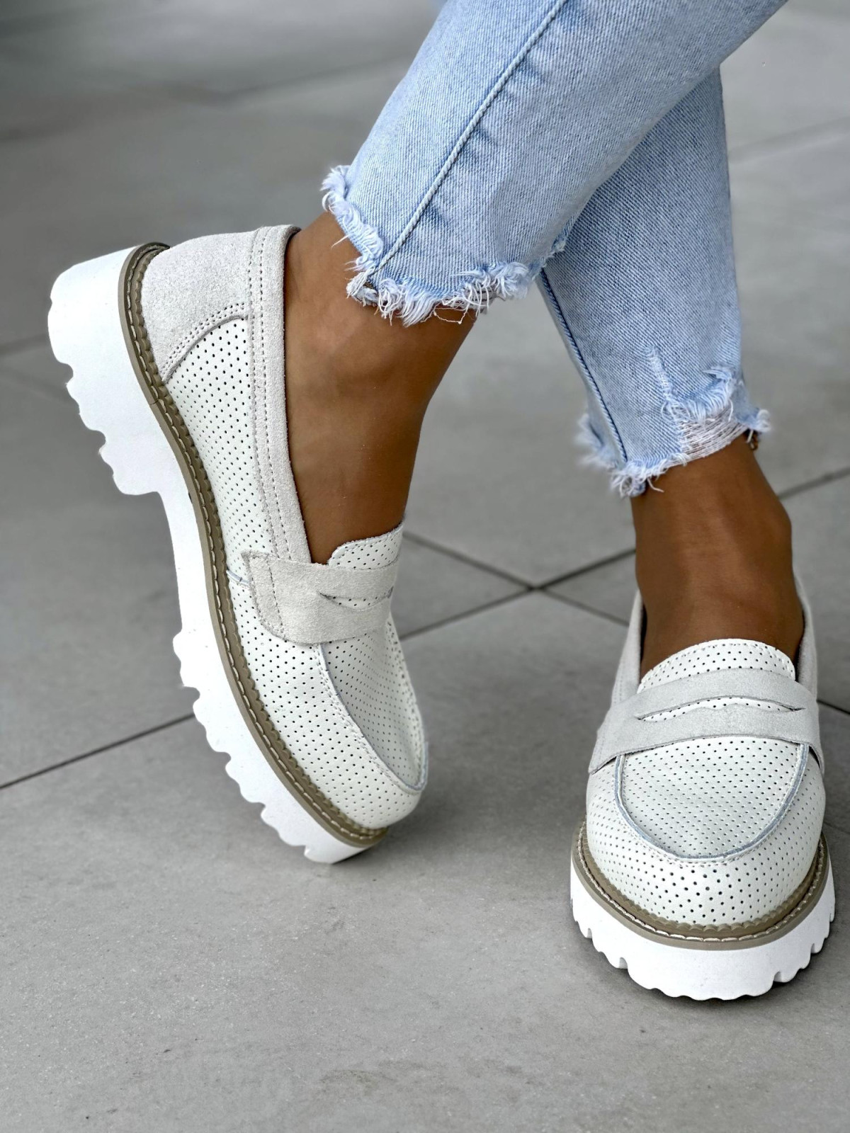 Ażurowe biało-kremowe mokasyny damskie, skóra naturalna