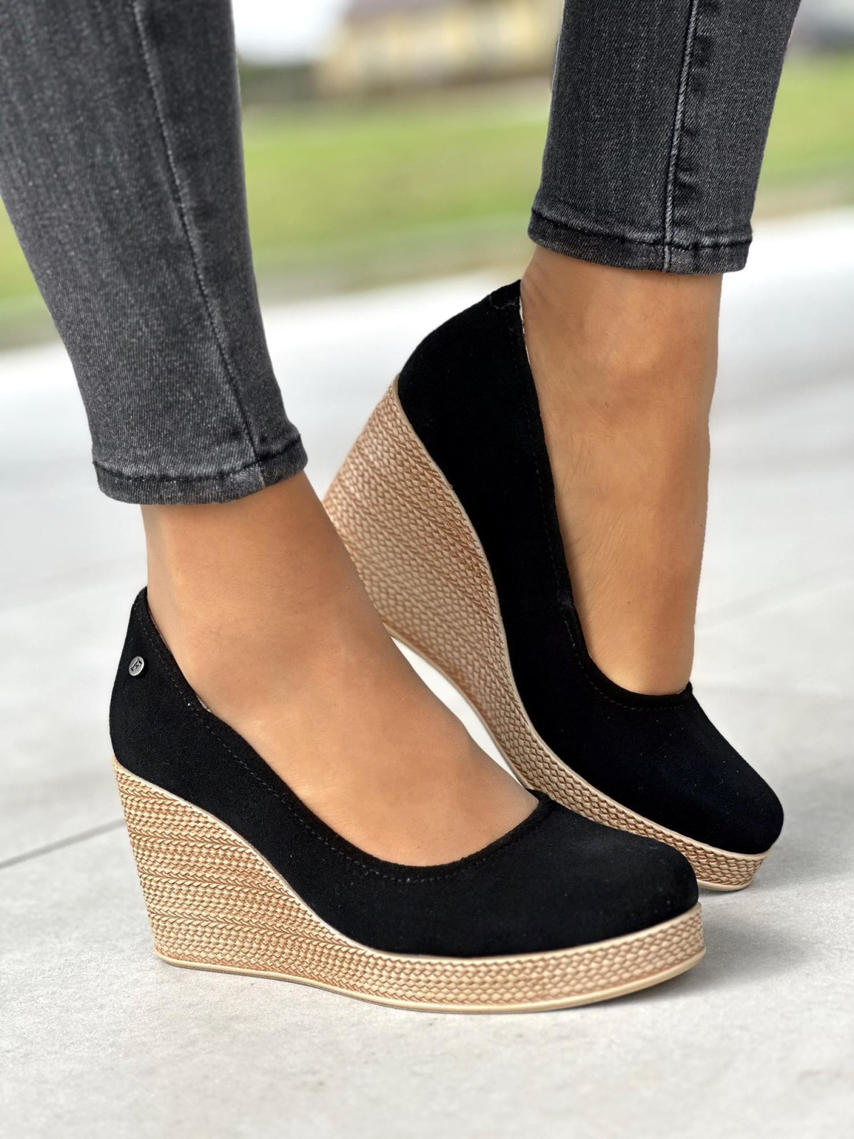 Stylowe wsuwane czarne półbuty damskie na koturnie, skóra naturalna