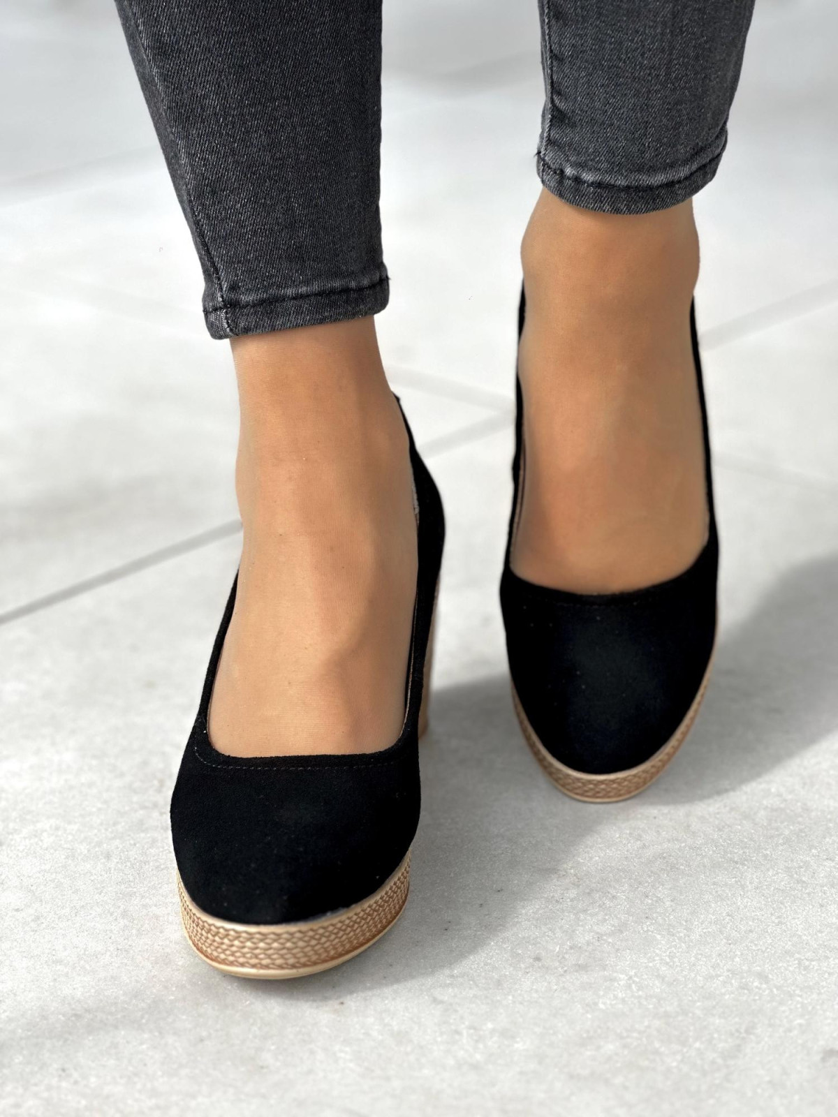 Stylowe wsuwane czarne półbuty damskie na koturnie, skóra naturalna