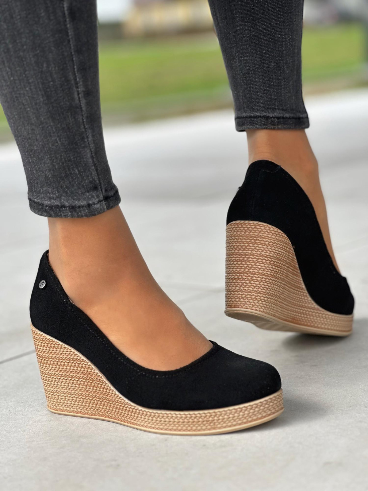 Stylowe wsuwane czarne półbuty damskie na koturnie, skóra naturalna