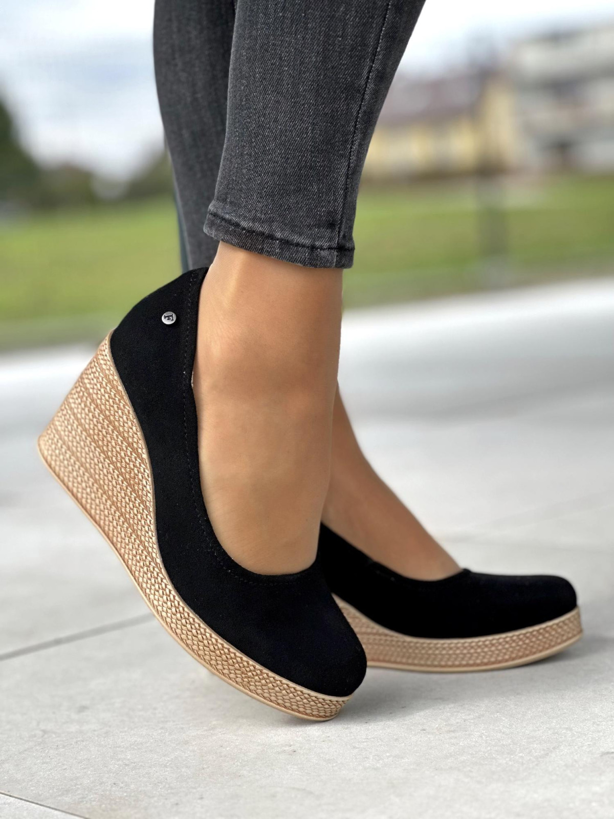 Stylowe wsuwane czarne półbuty damskie na koturnie, skóra naturalna