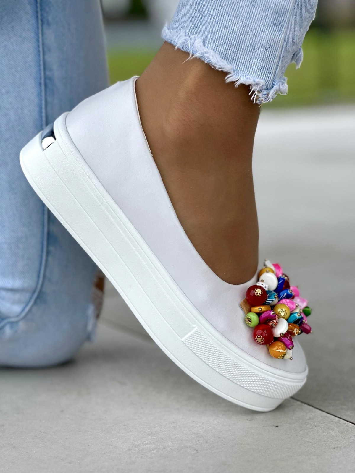 Śliczne białe mokasyny damskie na wyższej podeszwie, skóra naturalna