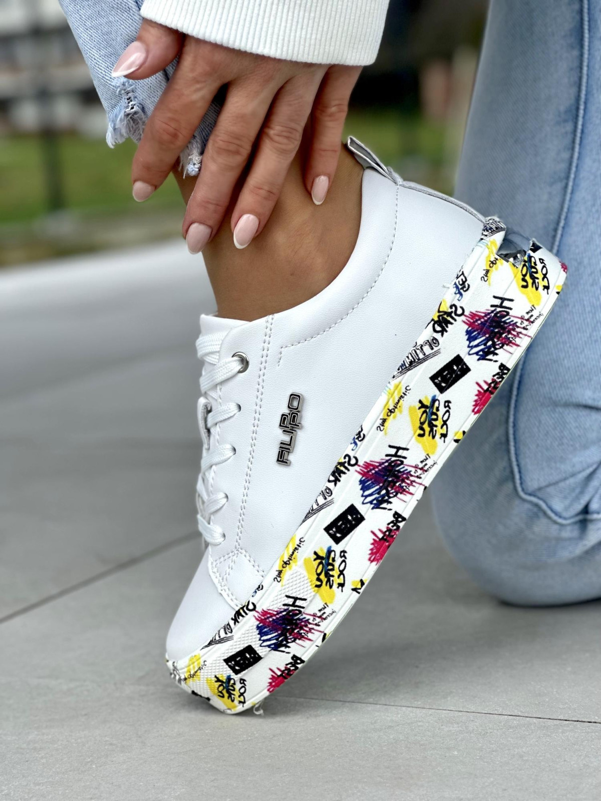 Lekkie białe trampki damskie na kolorowej podeszwie, skóra naturalna