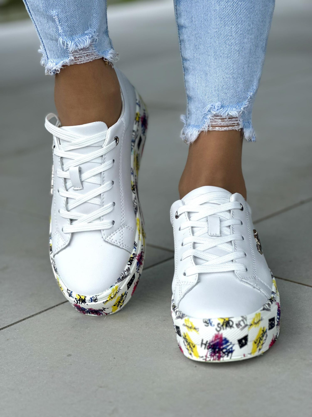 Lekkie białe trampki damskie na kolorowej podeszwie, skóra naturalna